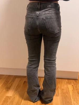 gråa bootcut jeans - kommer aldrig till användning 💖