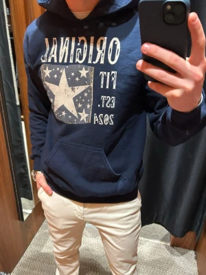 Marinblå SCNDI hoodie ORIGINAL FIT - Snygg marinblå hoodie från SCNDI med tryck framtill, utan snören 