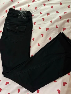 Svarta True Religion jeans - Säljer ett par svarta bootcut jeans från True Religion i storleken 27 som aldrig är använda🥰