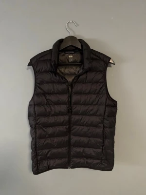 Svart dunväst från Uniqlo - Tjena, säljer en svart väst från Uniqlo i storlek S i super bra skick! Inga täcken på användning. Perfekt nu inför kommande våren, man kan också ha under andra jackor. Hör gärna av er vid fler frågor eller funderingar, mvh
