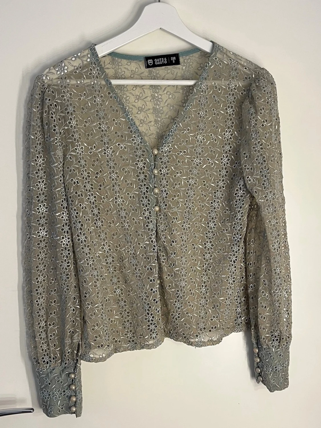 Blommig spetsblus från CUTE SAINT