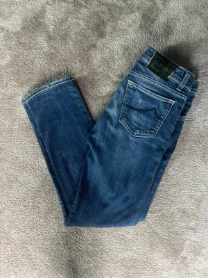 Jacob Cohen Jeans - Säljer dessa schysta jacob cohen 688 jeans i storlek W30 L30. De är tillverkade i ett bekvämt bomull material och är perfekta om du gillar kvalitet och bekvämlighet. Nypris Ca 7000. Priset kan diskuteras