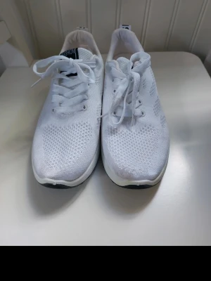 Skor stl. 40 från shein  - storlek 40 från shein  Finns täcken på användning men ändå bra skick  Sulan är ca. 25 cm  Djur finns I hemmet  Rökfritt