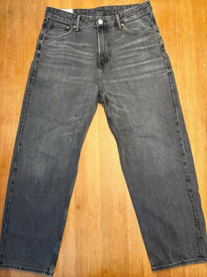 Grå raka loose-fit jeans från HM - Gråa jeans med loose-fit från HM.