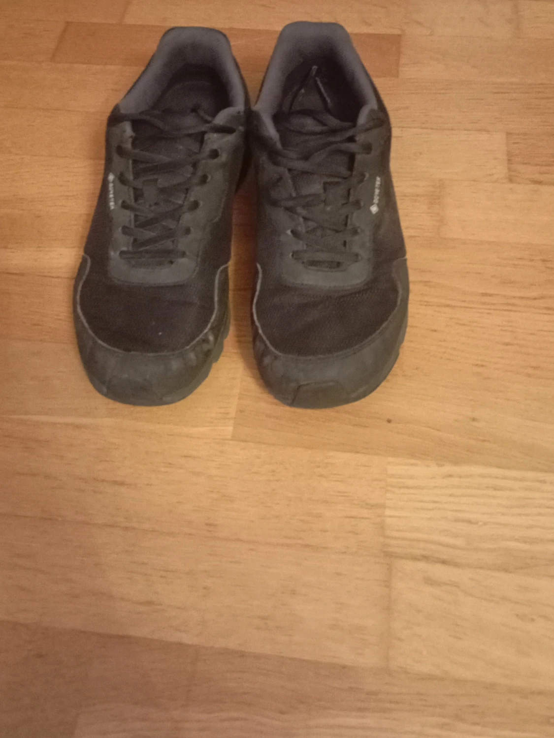 Svarta sneakers från Viking