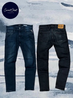 Replay Anbass jeans mörkblå 32/34 - Säljer ett par Replay Anbass jeans i mörkblå tvätt. Klassisk femficksmodell med smal passform och snygga detaljer vid fickorna. Jeansen är tillverkade i stretchig bomullsdenim för extra komfort och har en stilren look som funkar till det mesta. (Köpte nyss och de var för små så har återpublicerat)