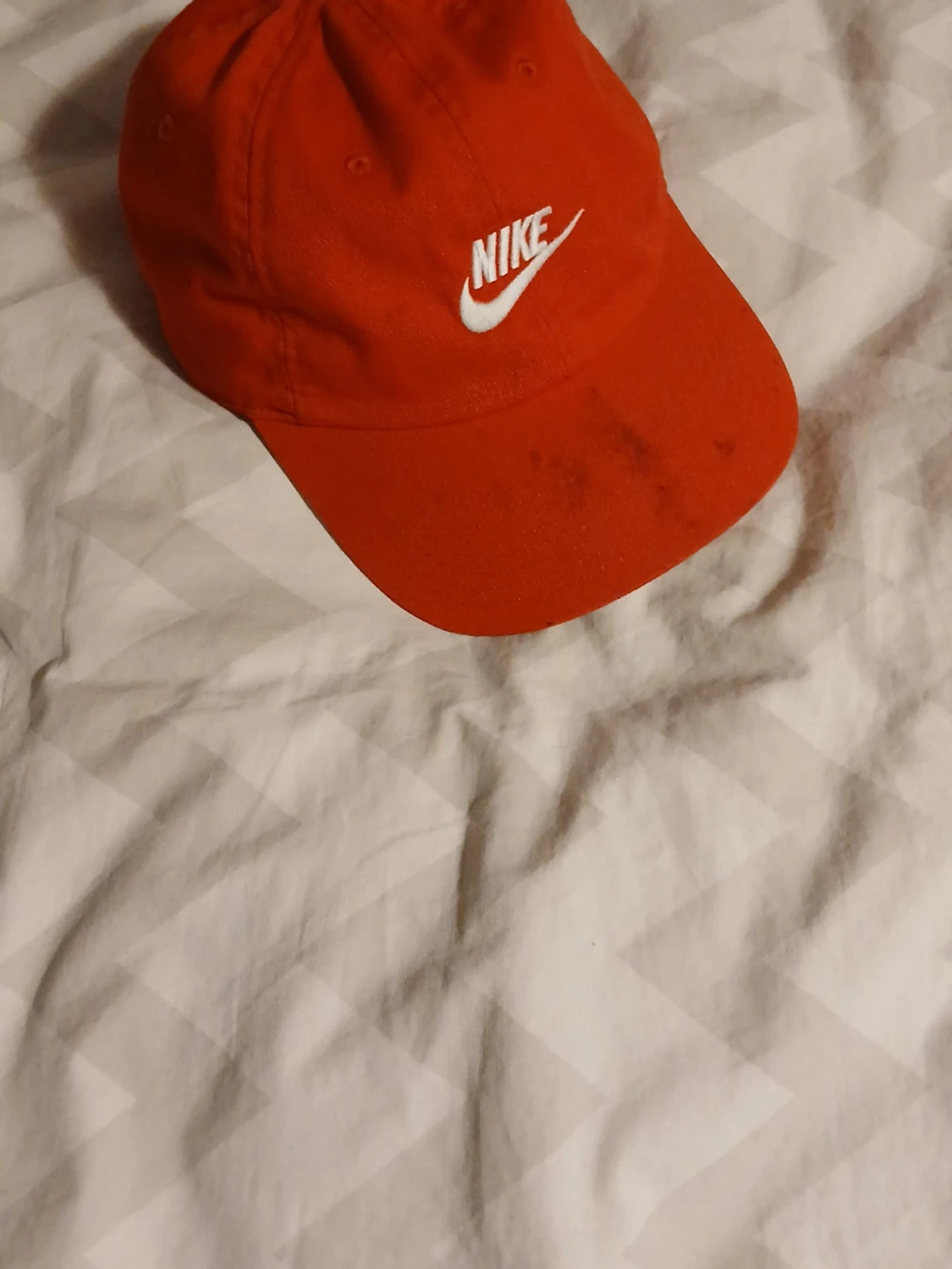 Röd Nike keps med broderad logga