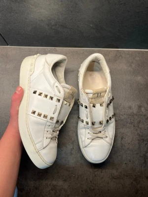 Valentino rockstud Dam Storlek 38  - Säljer ett par vita Valentino rockstud| Storlek:38| Skick:7/10| Pris:1699| Og:dustbag| vid snabbt köp kan priset diskuteras| Vid frågor och funderingar är de bara och höra av sig ‼️