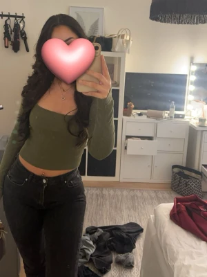 Långärmad grön topp från H&M - Militärgrön långärmad topp från H&M i storlek S.