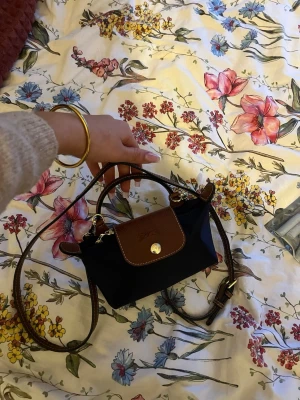 Longchamp handväska - Snygg liten handväska från Longchamp i marinblå. Endast använd 2 gånger. Jättefin💕