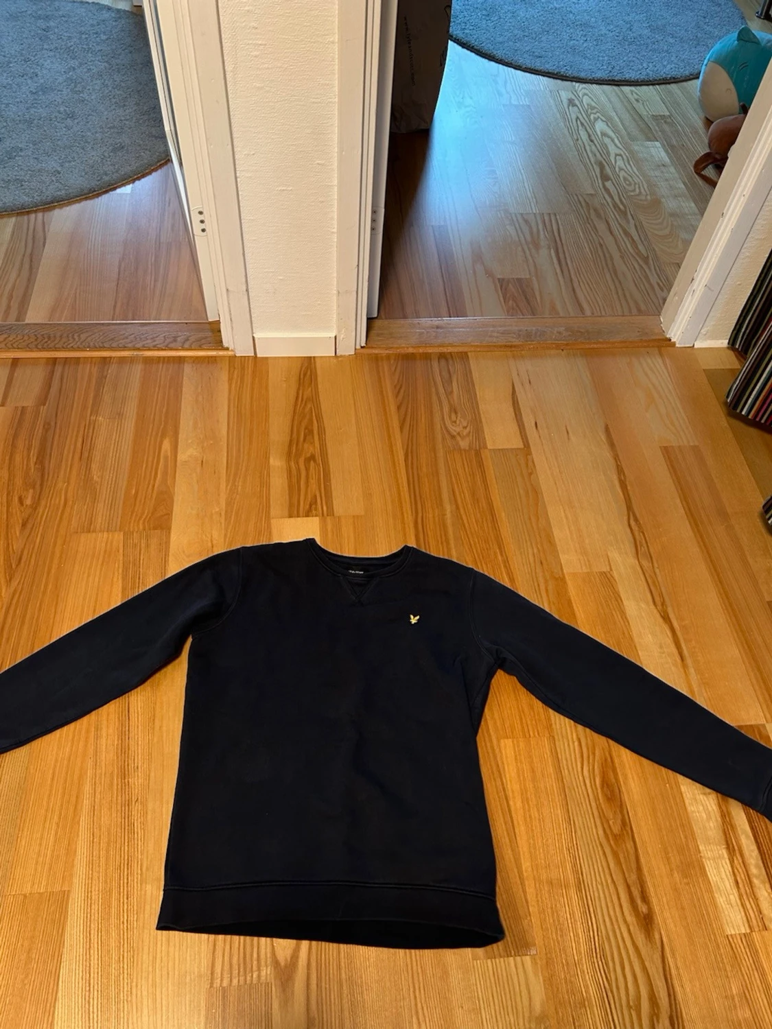 Svart sweatshirt från Lyle & Scott