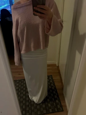 Vit långkjol  - Super fin lång vit kjol som jag aldrig använt. (Passa på att köpa då jag flyttar utomlands 19 feb)