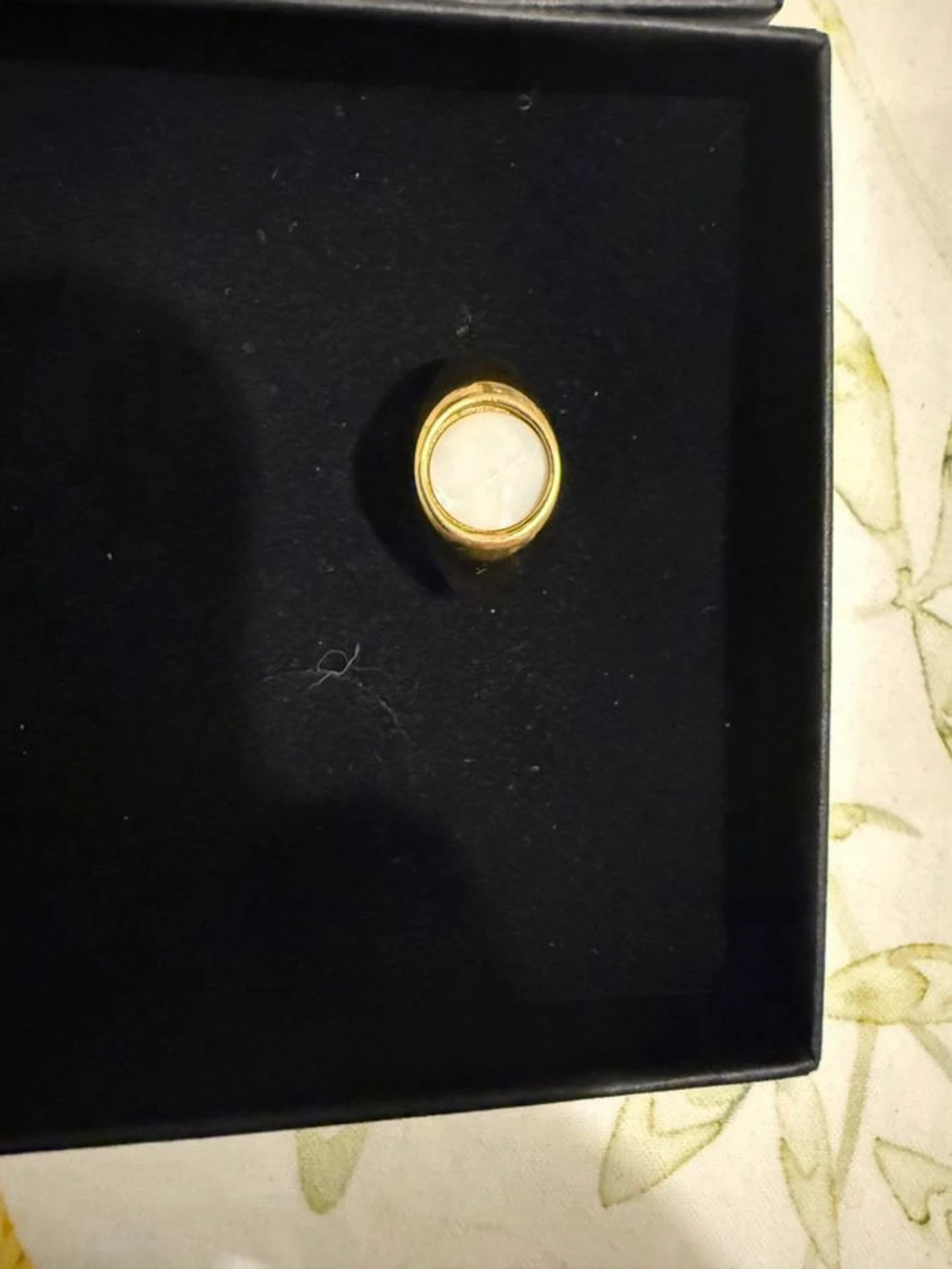 Guldplaterad ring med pärlemordetalj  - 5