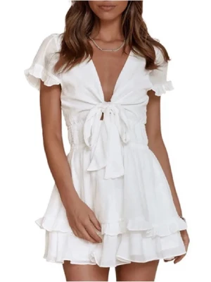 Vit studentklänning med knyt - Säljer sötaste vit kortklänning med volangdetaljer och knyt framtill. Väldigt luftig kjol med dubbla volanger. Perfekt för student, varma dagar eller sommaren 🌟🌟Aldrig använd, endast testad!!