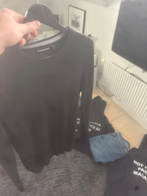 Svart tröja från J.Lindeberg - Snygg svart tröja från J.Lindeberg nästan helt oandvänd. Strl S och ganska tajt på kroppen.