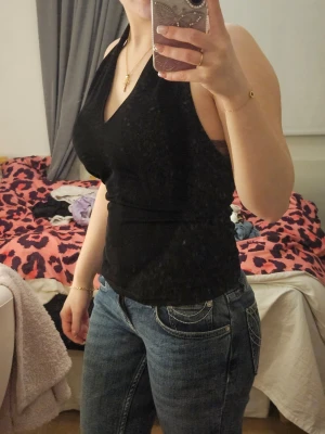 Fest topp - Söt halter neck topp till vardag eller fest. Den är i siden material så den är lite genomskinlig.