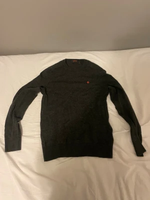 Mörkgrå stickad tröja från Morris - Snygg mörkgrå stickad tröja från Morris i 100% merinoull. 