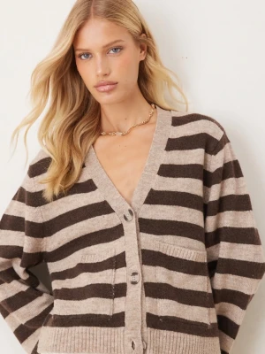 Stickad kofta  - Super mysig och fin stickad kofta från Gina Tricot. Är i bra skick då den nästan aldrig är använd💗