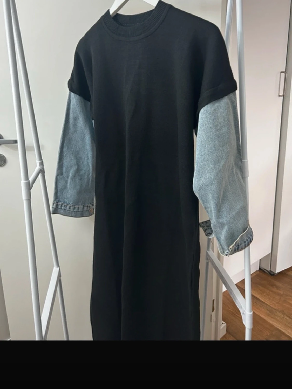 Svart långklänning med jeansärmar - 1