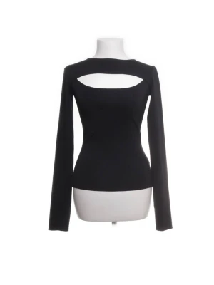 Svart långärmad topp  - Trendig svart långärmad topp med en snygg cut out-detalj över bröstet. Den är ifrån NA-KD och är i storlek xs💞