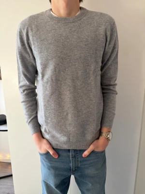 100% Merinoull Stickad Tröja - Bengtson’s Merino | Helt Ny | Cloud Grey | 100% Merinoull | Storlek S | Modellen är 178 |