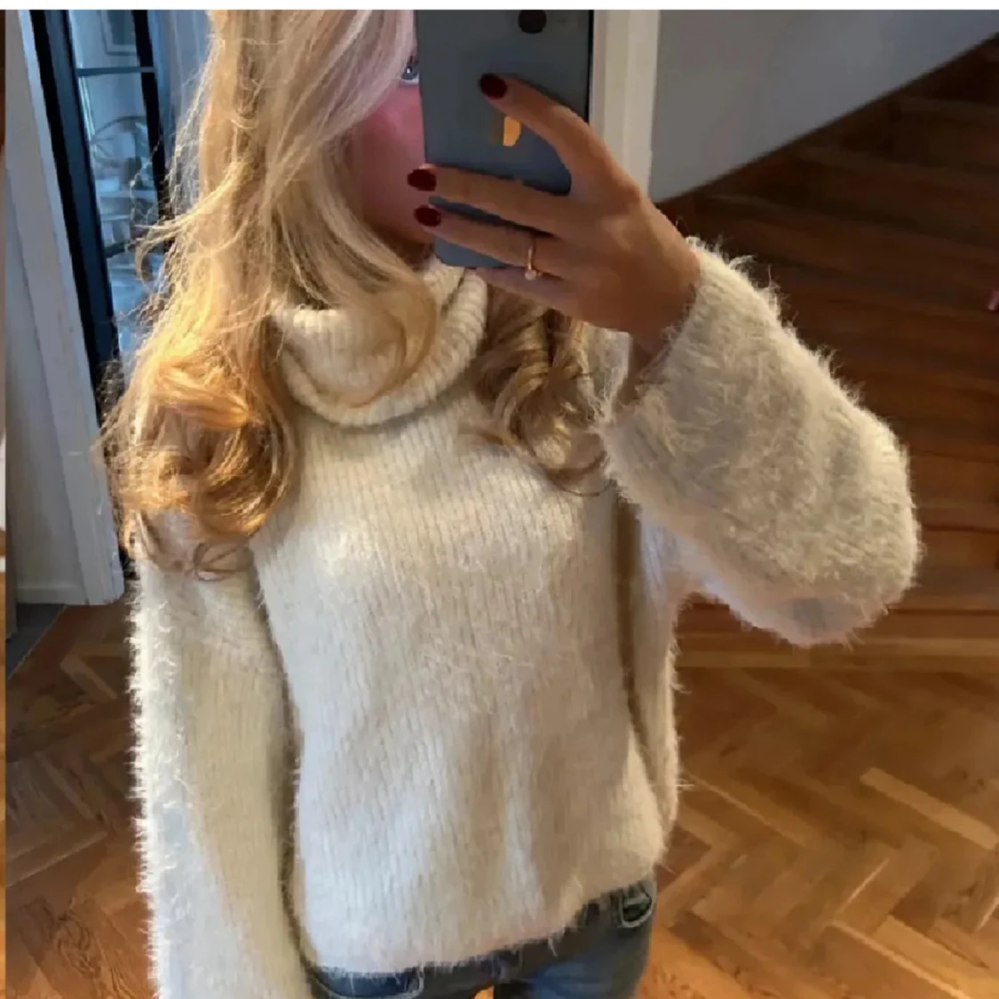 Vit fluffig polotröja med oversized fit - 1