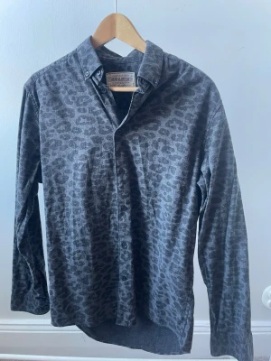 Grå leopardmönstrad skjorta These Glory Days - Snygg svart/grå skjorta från These Glory Days i leopardmönster i storlek S. Fint skick. Pris kan diskuteras 