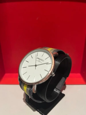 Springfield klocka - En enkel klocka från Springfield nypris på ca 1400 den är simpel och armbandet är mycket enkelt att anpassa på armen om ni vill ha röd vit blå armband så säg till så byter jag armbandet