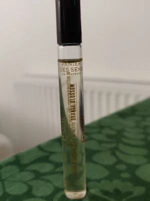 Panier des Sens Orange Blossom - Panier des Sens Orange Blossom 10ml från början, se bild för mängd kvar. Lättsam och naturlig apelsinblomsdoft, nice att ha med i väskan när man är ute.