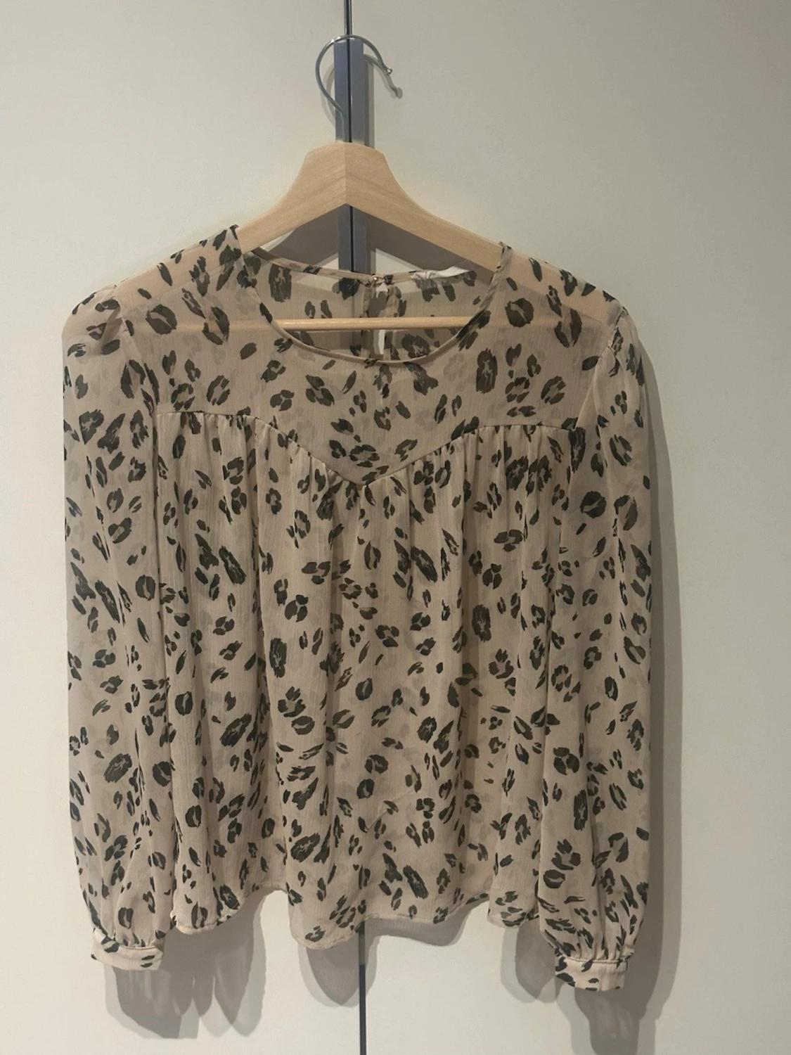 Beige blus med leopardmönster