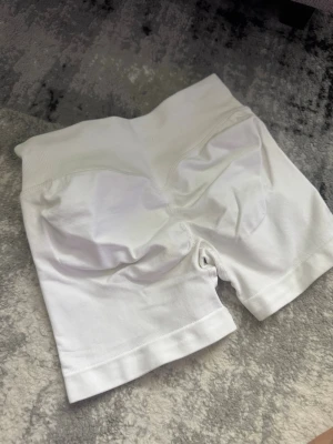 Vita impact shorts från DFYNE - Vita ompact shorts från dfyne som är i jättefint skick!💕