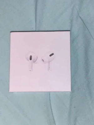 Apple AirPods Pro trådlösa hörlurar - Säljer ett par vita Apple AirPods Pro med stilren design och silikonproppar för bättre passform. Hörlurarna är trådlösa och levereras i originalförpackning med laddningsetui. Perfekta för musik, samtal och träning. 1:1