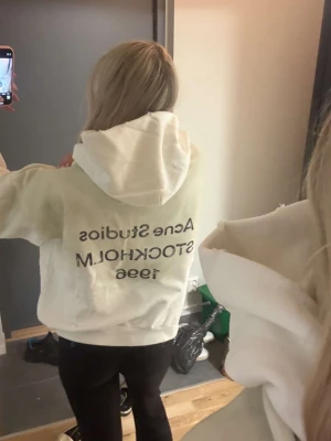 Acne hoodie kampanj  - Helt ny storlek S (Oversize), modellen är 166cm lång, 1-3 dagars leveranstid. ENDAST EN KVAR