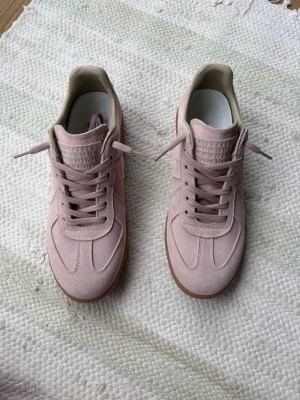 Rosa Margiela Gats - Säljer nu mina rosa Margiela Gats i storlek 43 eu, dom är väldigt sparsamt använda och är i nästan nyskick. Storleken är true to size. Skorna är köpta på NK och all lämplig dokumentation finns tillgänglig, det vill säga kvitto och inköpsbevis. Tveka inte på att höra av er vid några som helst funderingar.