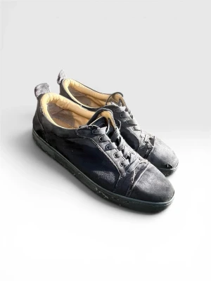 Christian loubitins  -   Säljer mina älskade, men välanvända, Christian Louboutin skor.                                                            De har varit med om en hel del äventyr, vilket syns på skicket (se bilder).                              Perfekta för den som gillar en vintage-look eller vill testa att restaurera ett par lyxskor. Storlek 43 Priset är satt med tanke på skicket. Hör av dig vid intresse!" ! PRIS EJ HUGGET I EN STEN !