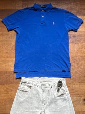 Ralph Lauren Piké Herr Small Blå  - Ralph Lauren piké i sjukt fräsch blå färg Passar bra till sommarens clean outfits.  Bra skick och sitter fint. Size S.               Kommer från ett rökfritt hem Bundle deals finns