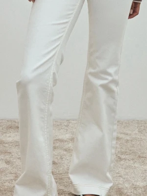 Super Low Heart Pocket Bootcut Jeans - Supersnygga vita jeans från Nelly i nytt skick!! Bara använda en gång. De är i storlek 36/short <3 Ordinarie pris är 699 kr.