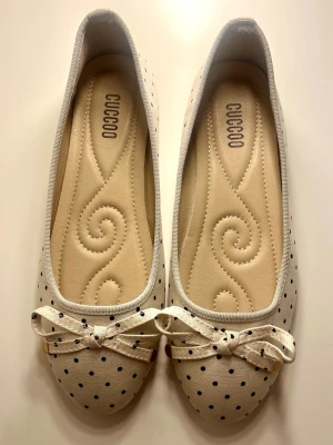 ballerinaskor  - köptes på vinted för 700kr, aldrig använda då dom var för små. vet inte vart dom är ifrån, men i sulan står det CUCCOO (skriv gärna om ni vet❣️)