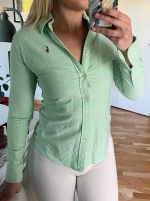Skjorta från Ralph Lauren  - Figursydd i lindblomsgrön färg. Storlek S