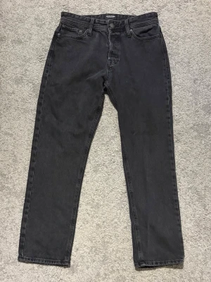 Jack&Jones Svarta Jeans 30/32 - Säljer ett par svarta jeans från Jack&Jones med avslappnad passform, modell Relaxed Chris. Sköna och stilrena jeans. Storlek W30 L32. Hör av dig vid frågor.