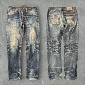 Blå jeans från Nudie Jeans - Helt sinnessjuka nudie steady eddie jeans med  fade och wash överallt. Midjemått tvärsöver: 42 cm, ytterbenslängd: 102 cm, fotvidd: 18 cm. 
