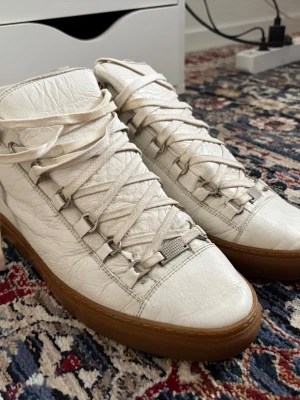Balenciaga Arena  - Balenciaga Arena High Top White Leather Gum Soles. Size 43 (runs large)