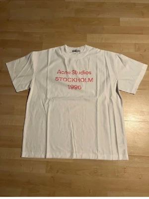 Vit Acne Studios t-shirt med tryck - Helt ny, priset kan diskuteras 