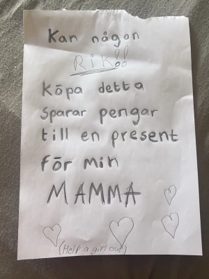 Help a girl out - ( mvh FATTIG STUDENT) Ett vitt A4-papper med ett handskrivet meddelande i svart penna. Texten ber om hjälp att köpa något för att spara pengar till en present till mamma. Dekorerat med handritade hjärtan och engelsk text längst ner.