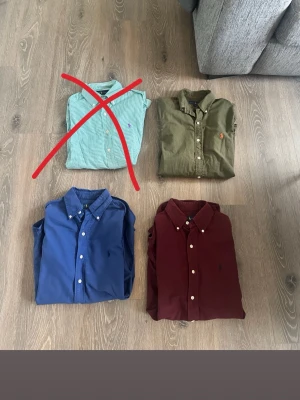 Ralph Lauren skjortor - Säljer skjortor från Ralph Lauren med klassisk button-down krage och broderad logga på bröstet. Skjortan har långa ärmar och vita knappar, perfekt för en stilren look. Materialet känns mjukt och av hög kvalitet. Lagt ut de för 1 kr så tänker att man kan lägga bud så utgår vi därfirån😊