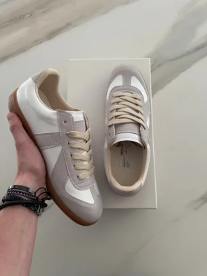 Maison Margiela Gats - Vita maison margiela gats i storlek 42. Helt nya med låda! Kom gärna med bud och frågor!🤗