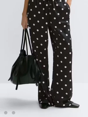 Slutsålda prickiga byxor - Gina Tricot nya!! - Superfina prickiga satinbyxor med prislappen kvar