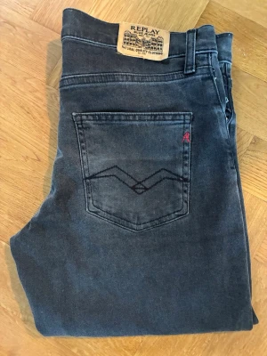 Svarta skinny jeans från Replay - Snygga svarta skinny jeans från Replay med klassisk femficksdesign och diskret broderad bakficka. Jeansen har en smal passform och är tillverkade i stretchigt denim för extra komfort. Perfekta för en trendig och avslappnad stil.