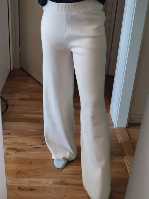 Super mjuka stickade byxor M - Stickade byxor i nyskick. Prislappen hänger kvar. Aldrig använda. Storlek M. Härliga och mysiga! Jag är 170cm för referens så passar någon som är runt där eller längre. Midjan går att vika upp så dom passar även mig i längden om man gör så.