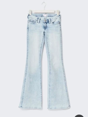 Super fina Ljusblåa jeans från Gina - Säljer ett par superfina ljusblåa jeans från Gina. Haft på mig de ett x-antal gånger så de är använda, men ser nya ut. Säkert pga att de blivit för stora 💕